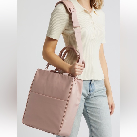 Béis
North/South
Recycled Polyester
Tote Pink Tote with Structured Design - Picture 1 of 8